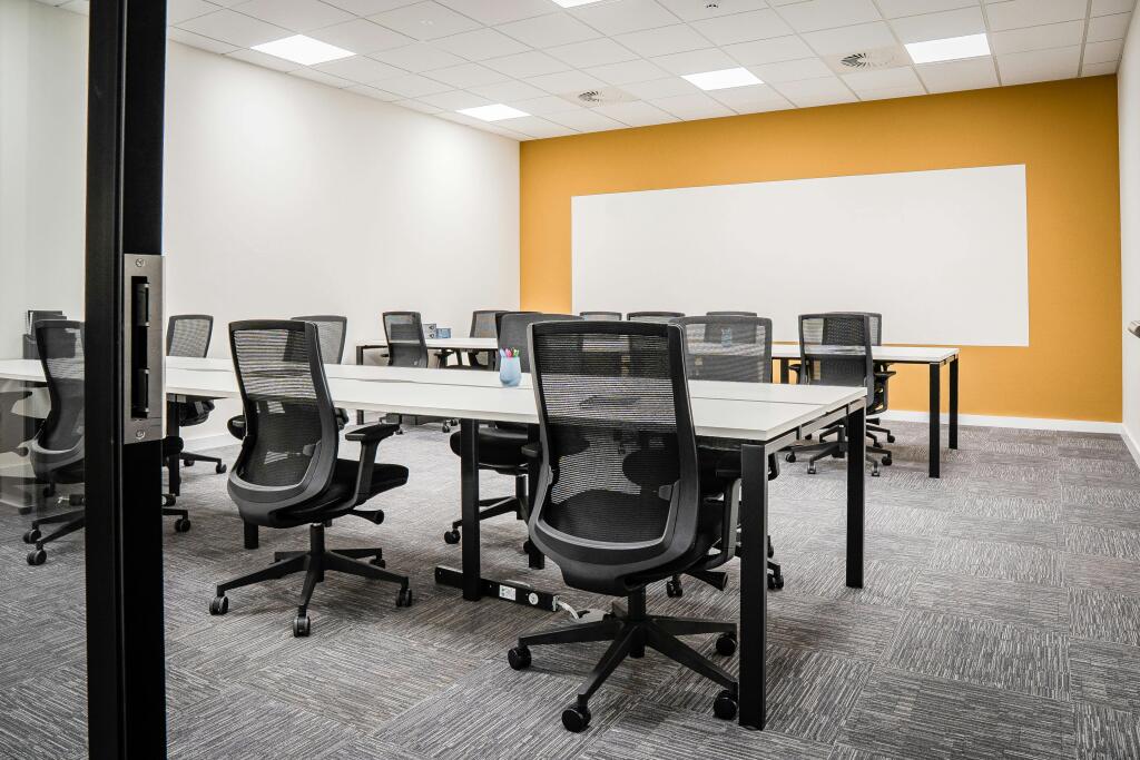 Suite 18 (16 Desk) .jpg