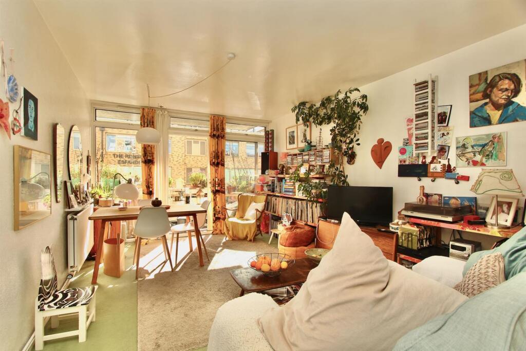Main image of property: Arbor Court, N16