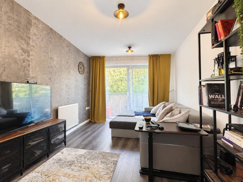Main image of property: Flat 15, Watson House, Elmgrove Road, Harrow, Greater London, HA1 2QQ