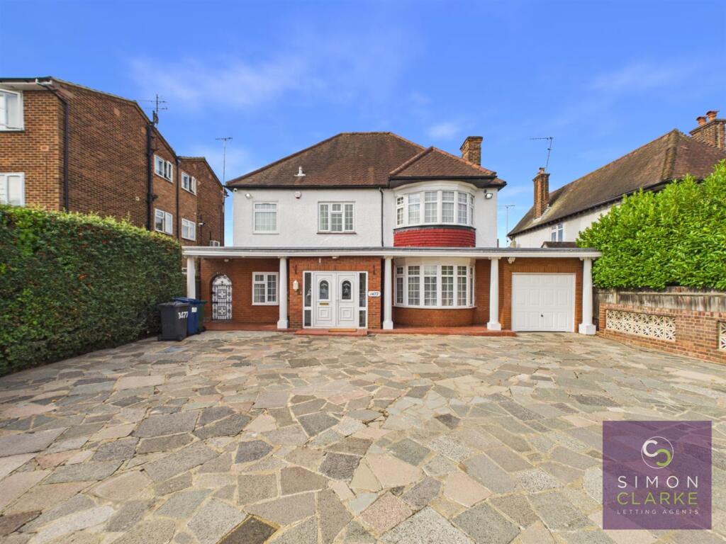 Main image of property: High Road, Whetstone, N20 - NEWLY REDECORATED