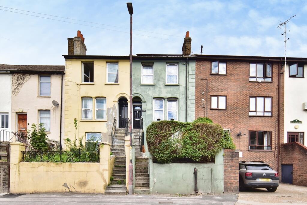 Main image of property: Luton Road, Chatham, Kent, ME4