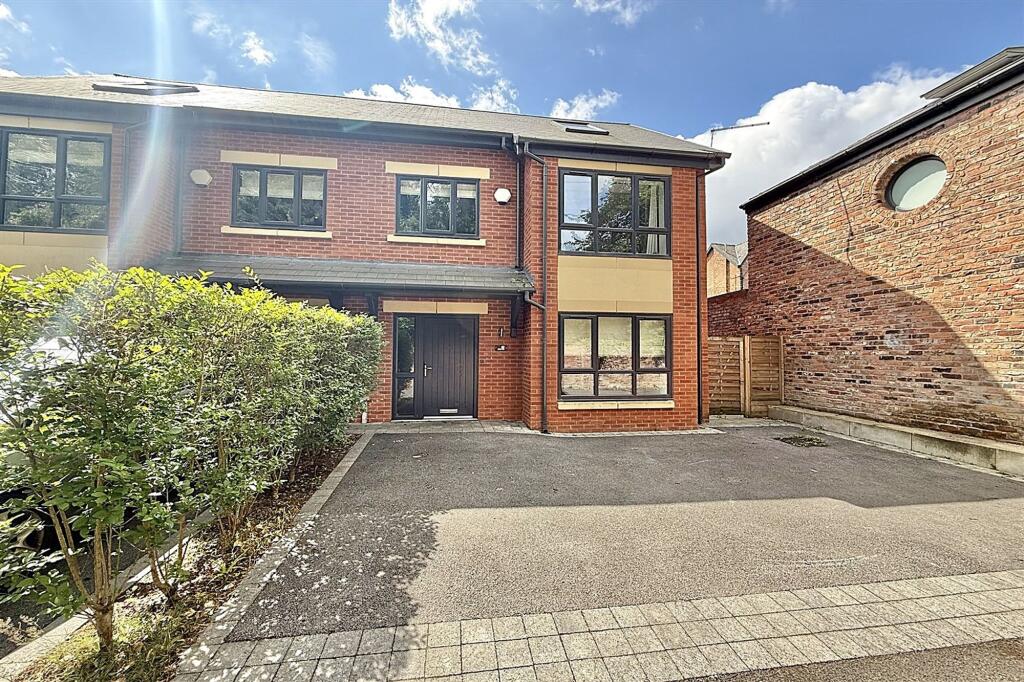 Main image of property: Moseley Road, Fallowfield, M14