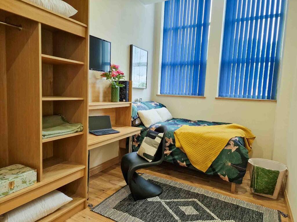 Main image of property: 43B Gregory Boulevard, Nottingham, Nottinghamshire, NG7 6BT