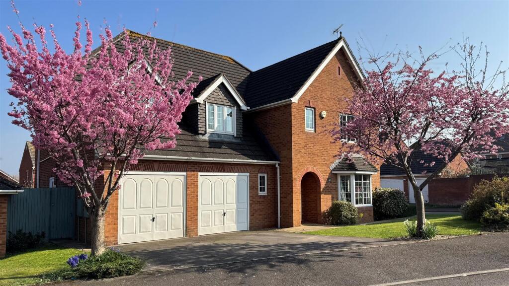 Main image of property: The Gallops, Hempsted