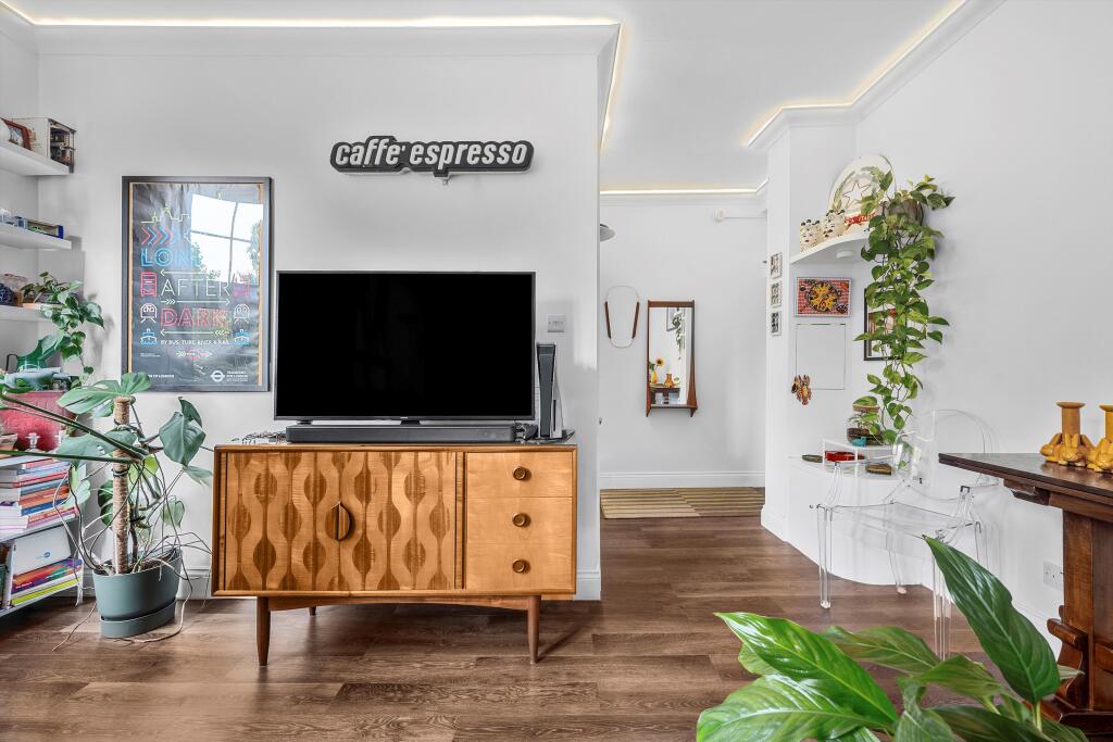 Main image of property: Devon Mansions, Tooley Street, London SE1