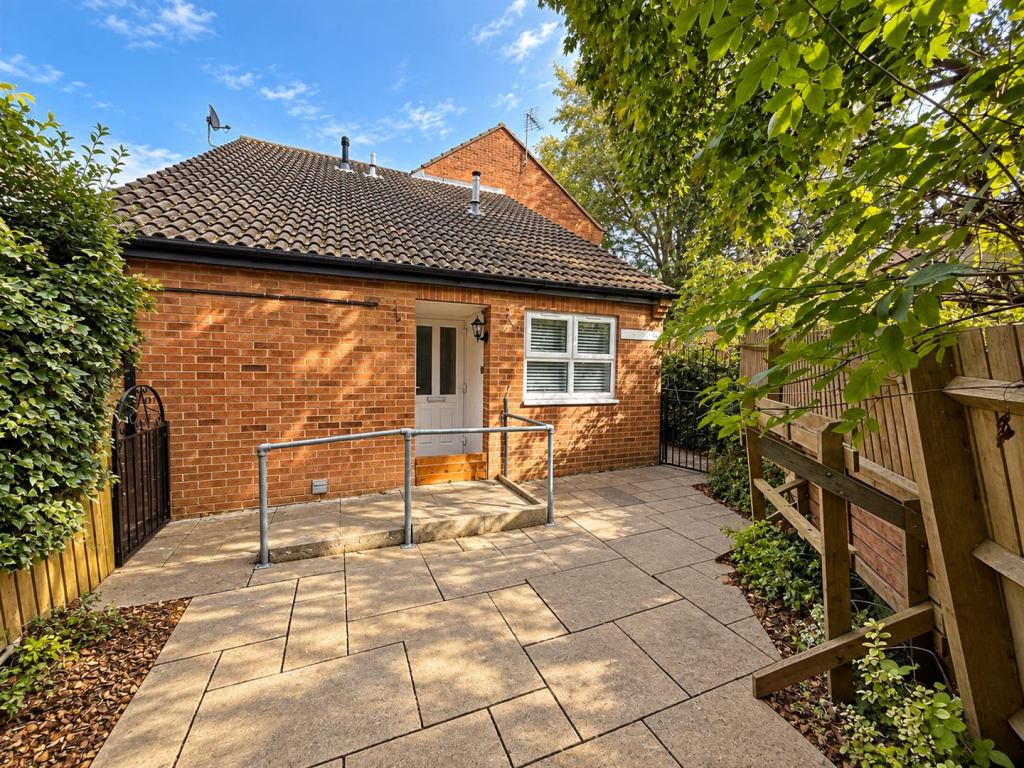 Main image of property: NN3 5DE, Middlemore, Southfields