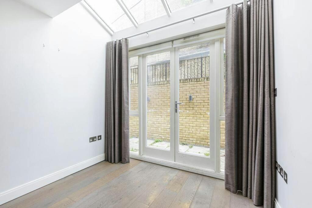 Main image of property: Fulham Road, London, SW10 9EW