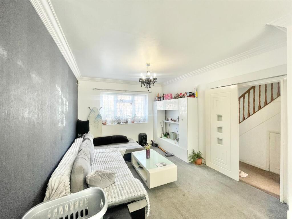 Main image of property: 4 bedroom to rent in Hedgemans Road, Dagenham- £2500 PCM