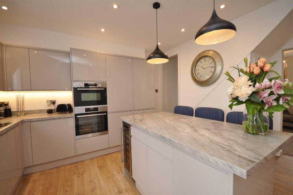 Main image of property: Emscote Road, Warwick