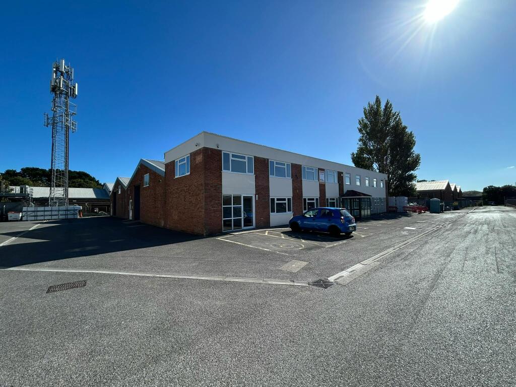 Main image of property: 498 Wallisdown Road, Bournemouth, BH11 8PT
