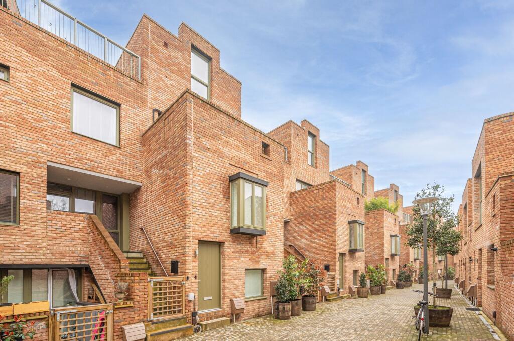 Main image of property: Edgewood Mews, Finchley, LONDON, N3