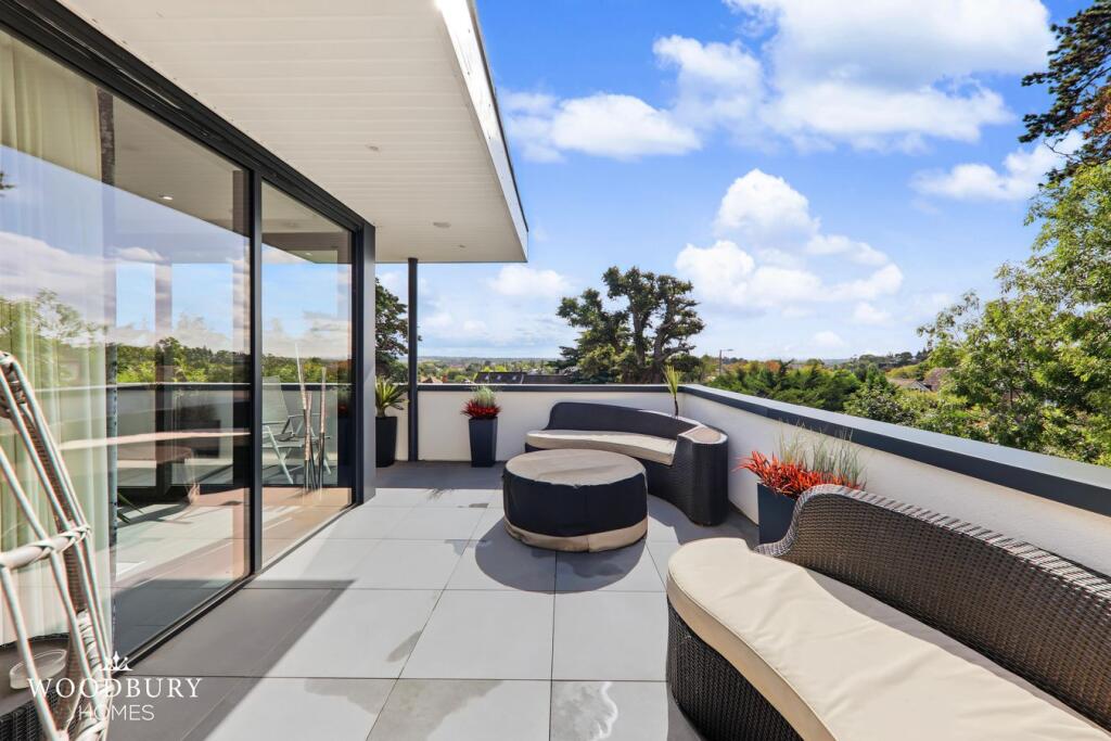 Main image of property: Goldings Rise, Loughton, IG10