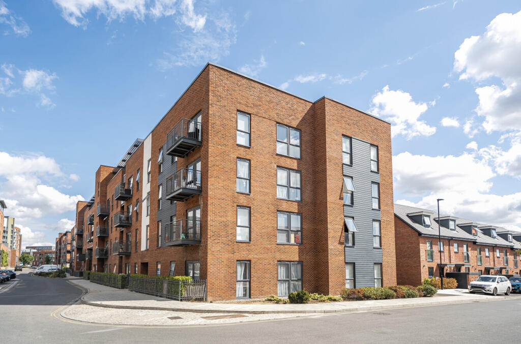 Main image of property: 32 John Thornycroft Road, Woolston, Southampton