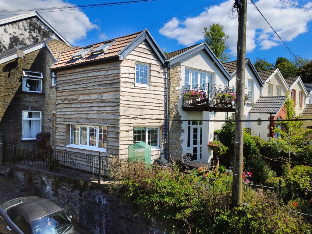 Main image of property: Heol-y-Beiliau, Llantrisant, Pontyclun, CF72 8ES