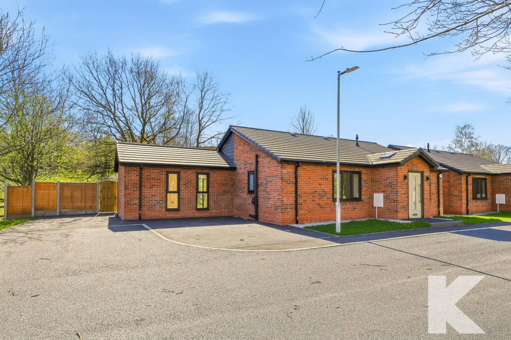 Main image of property: 3 Kingfisher Hollow, Chadderton Fold, Oldham, OL1 2RR