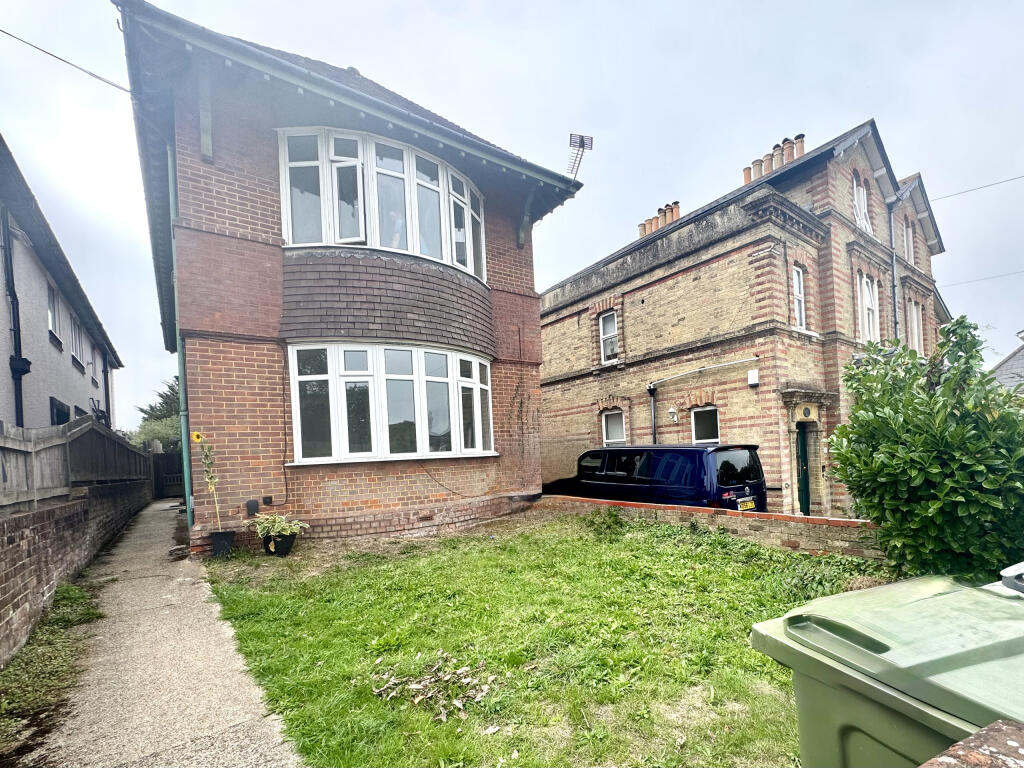 Main image of property: Lower Flat, 27 York Avenue, East Cowes, Isle Of Wight