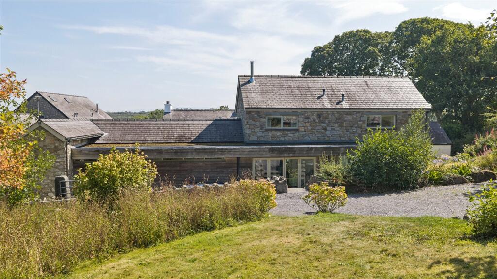 Main image of property: Mynydd Bodafon, Llannerch-y-Medd, Anglesey, LL71