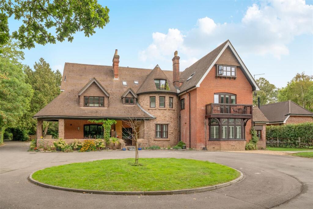 Main image of property: Barnes Lane, Sarisbury Green, Southampton