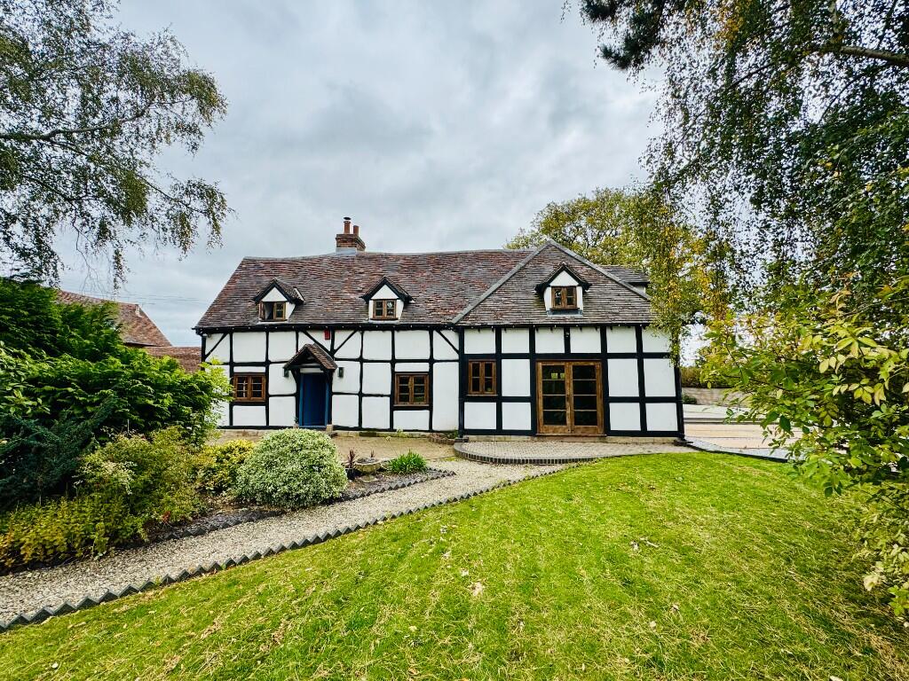 Main image of property: Bradnocks Marsh Lane, B92