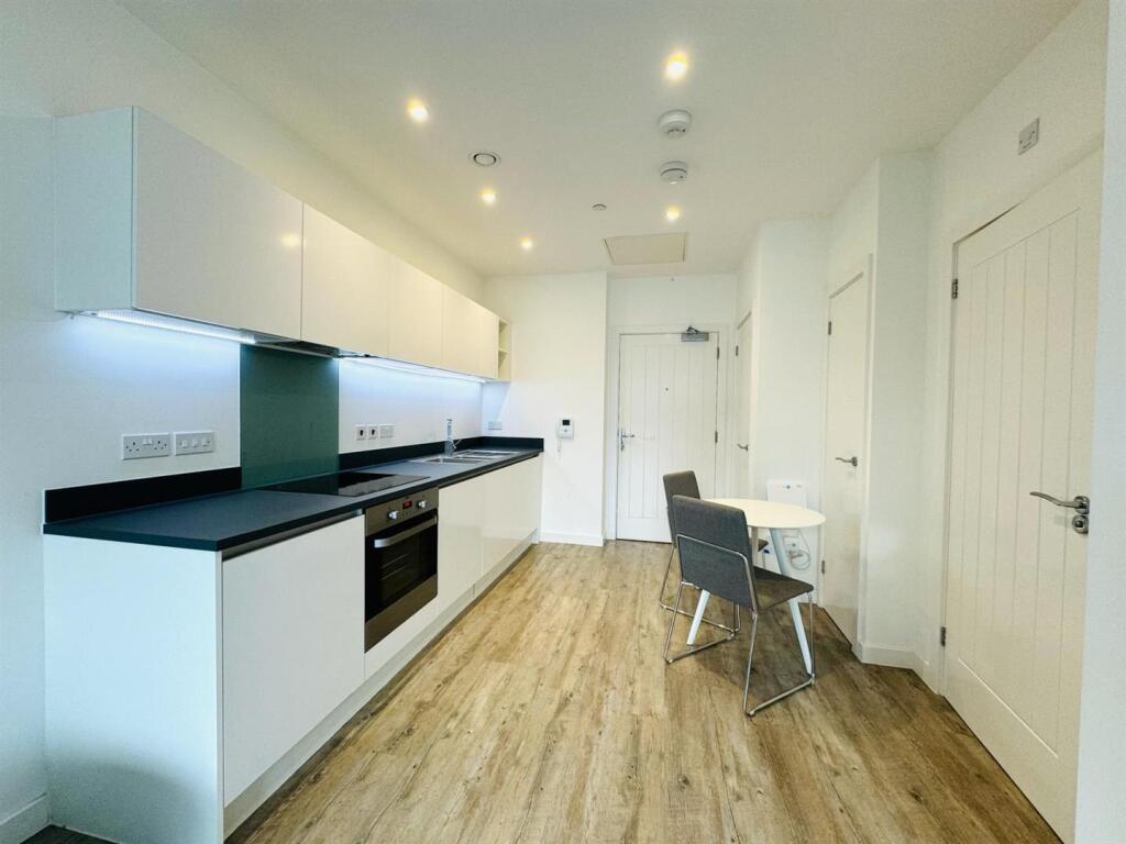 Main image of property: 300 Kings Road, Reading