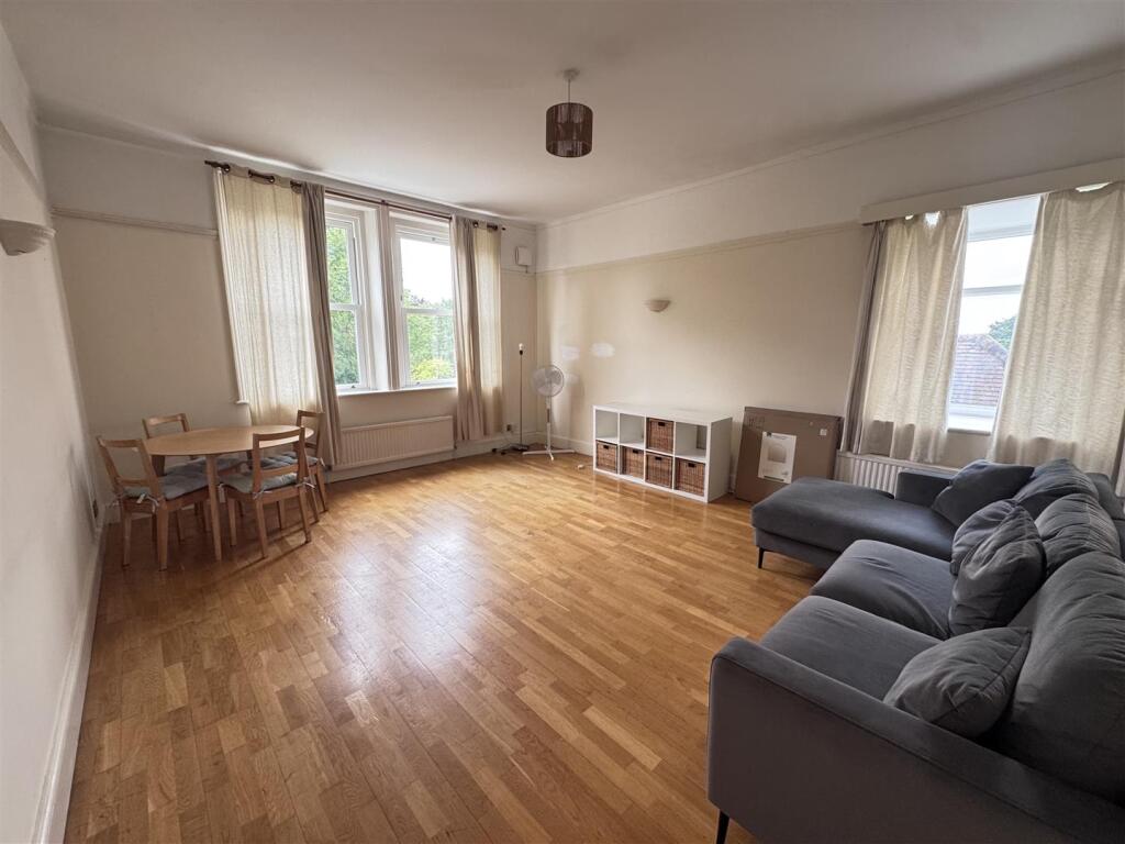 Main image of property: Oakleigh Park South, Whetstone, N20
