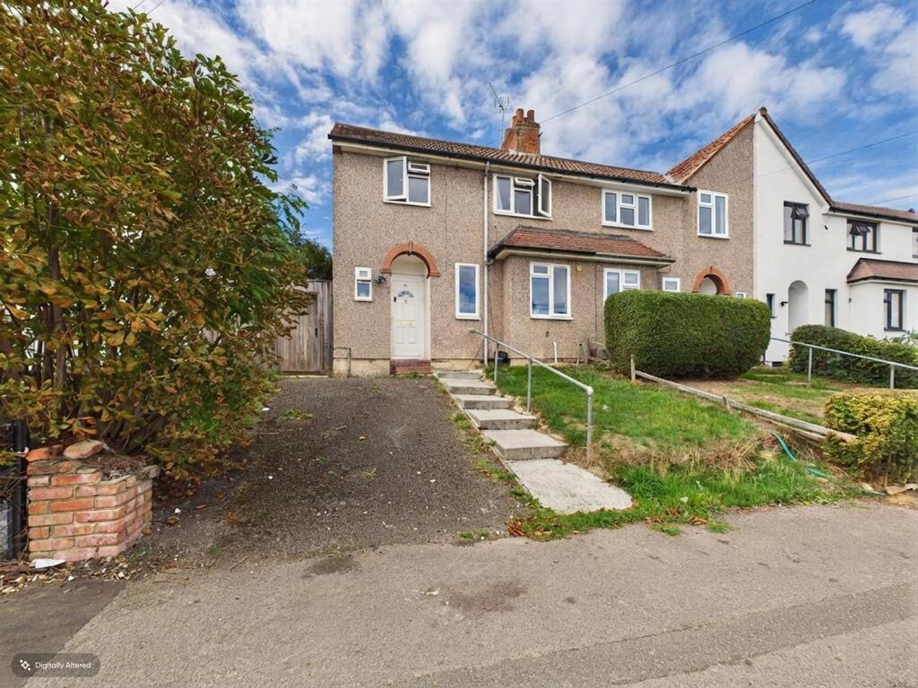 Main image of property: Lyndhurst Road, Tilehurst, Reading