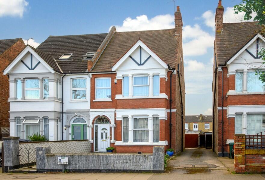 Main image of property: LONG LANE, FINCHLEY, N3