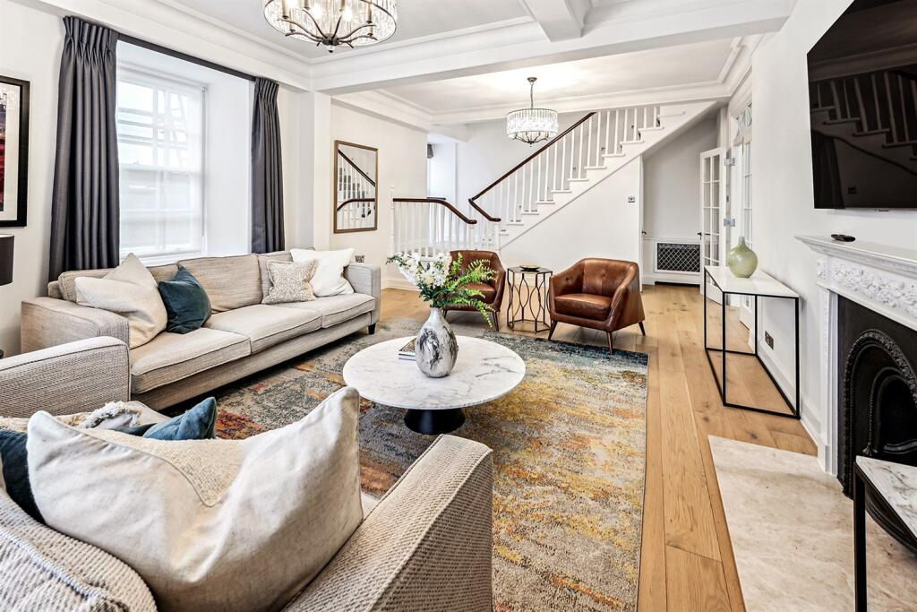 Main image of property: 4 bedroom 2nd Floor and Above Flat in Grosvenor Square