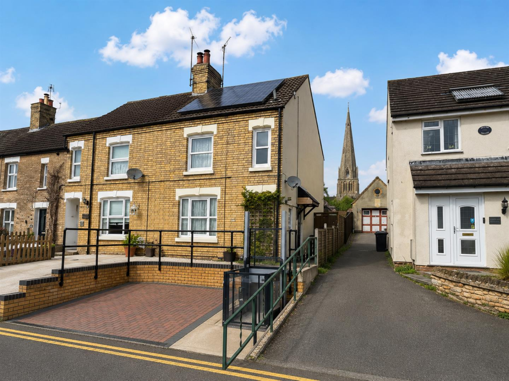 Main image of property: 18 Manor Street, Raunds, Wellingborough