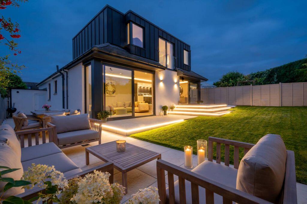 Main image of property: 2 Braehead View, Barnton, Edinburgh, EH4 6BQ