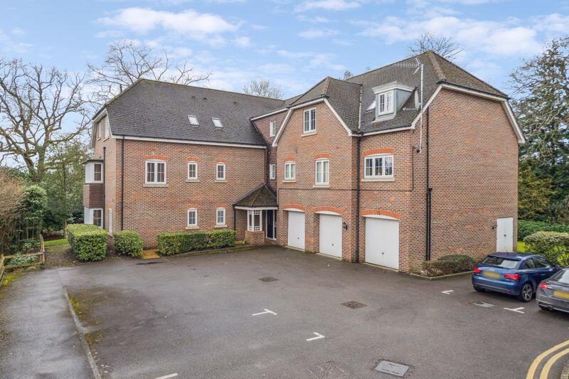 Main image of property: Farnham Common Second Floor 2 Bedroom 2 Bathroom Apartment £1495pcm 