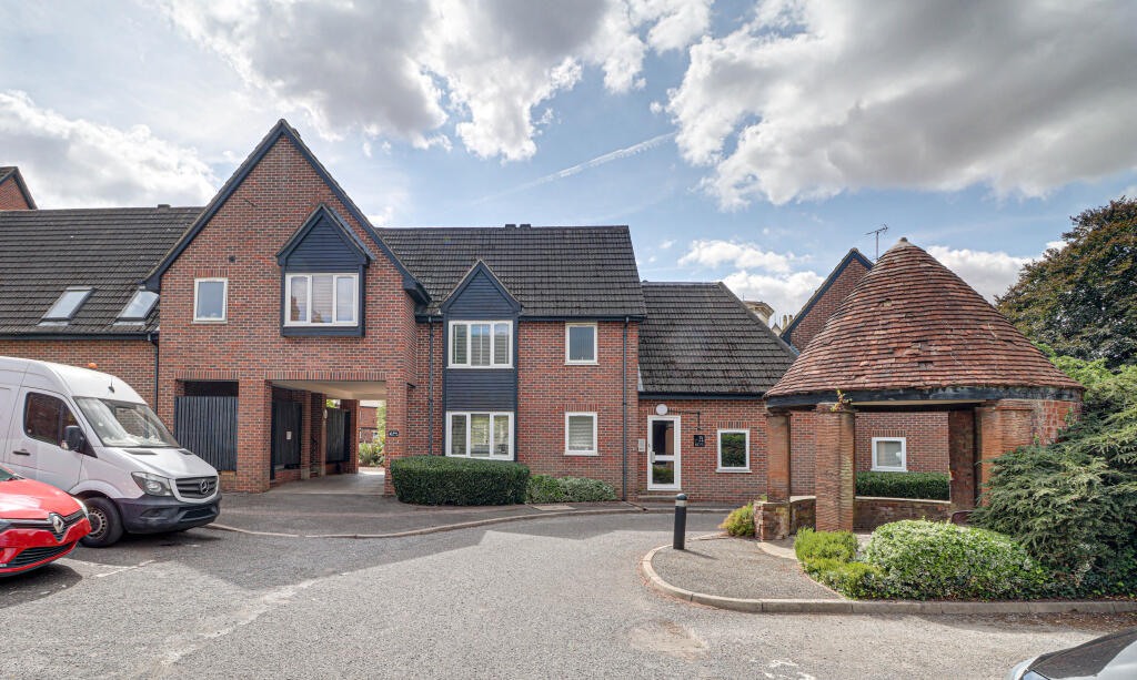Main image of property: Christchurch Close, St Albans, AL3