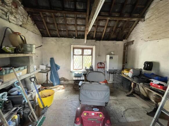 LEAN TO/ UTILITY ROOM