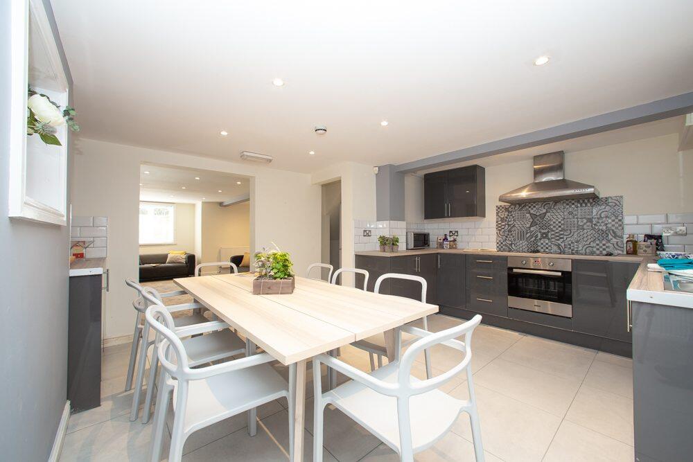 Main image of property: 21 Headingley Mount, Headingley, Leeds, LS6 3EL