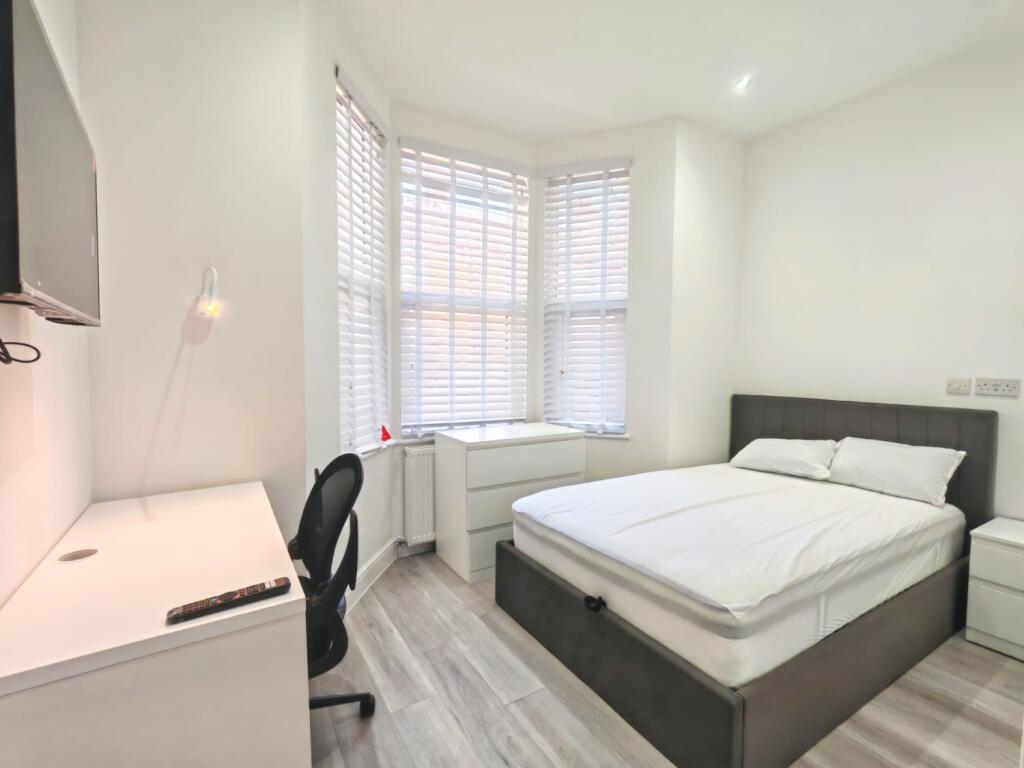 Main image of property: Room 1 33 Tudor Road, Westcliff-on-Sea