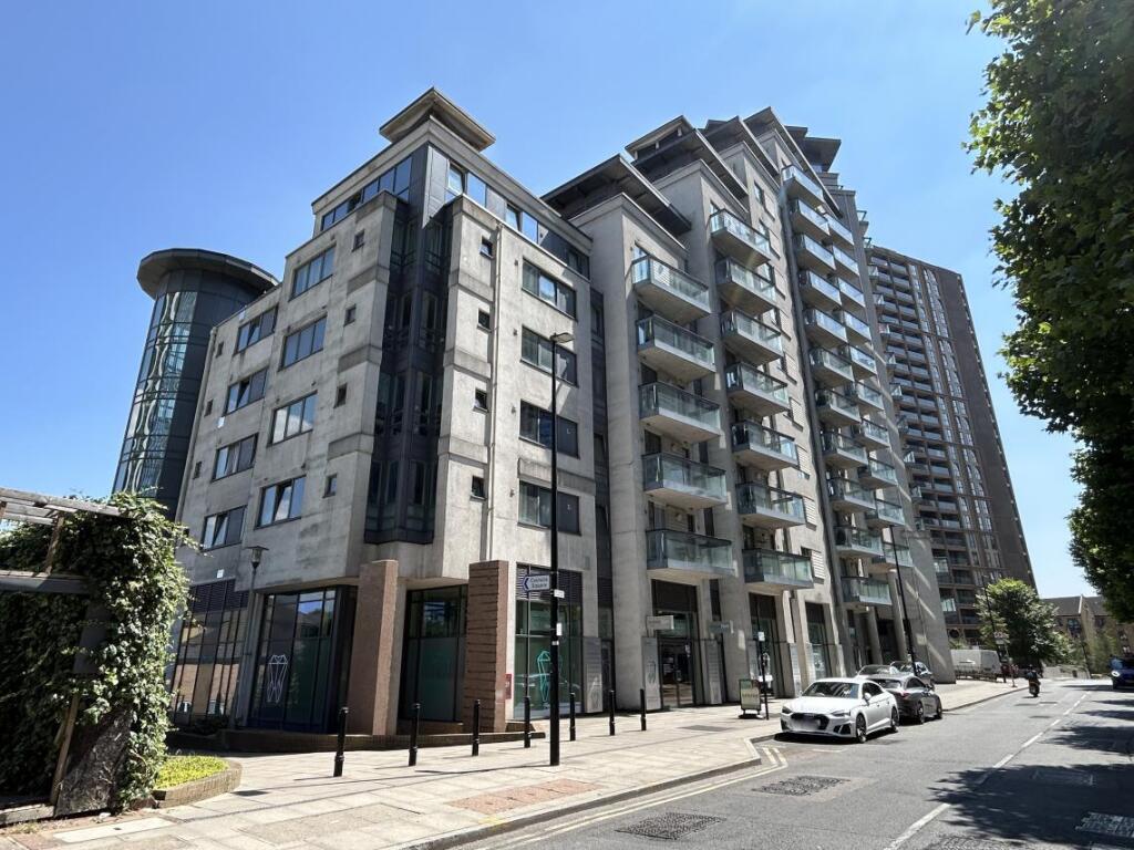 Main image of property: Flat 99 City Tower, 3 Limeharbour, Isle of Dogs, London, E14