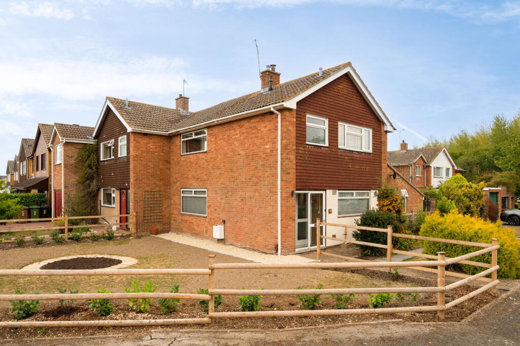 Main image of property: Hawthorn Crescent, Grove, OX12