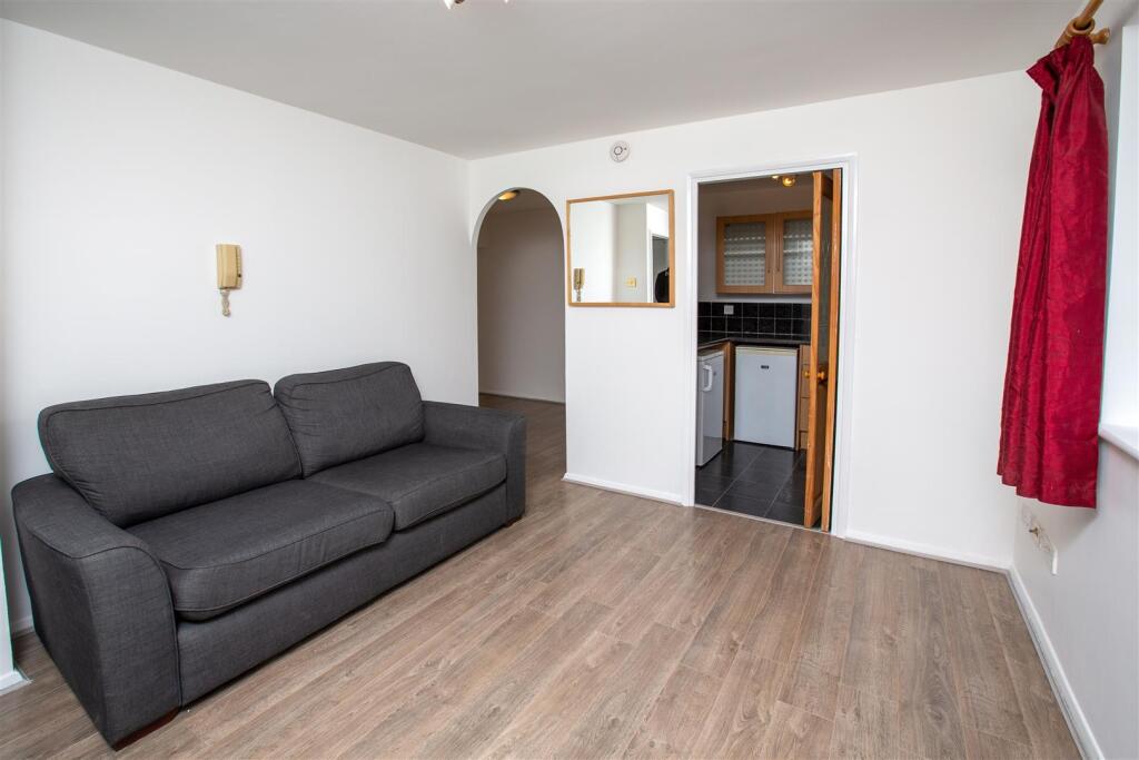 Main image of property: 214 Westferry Road