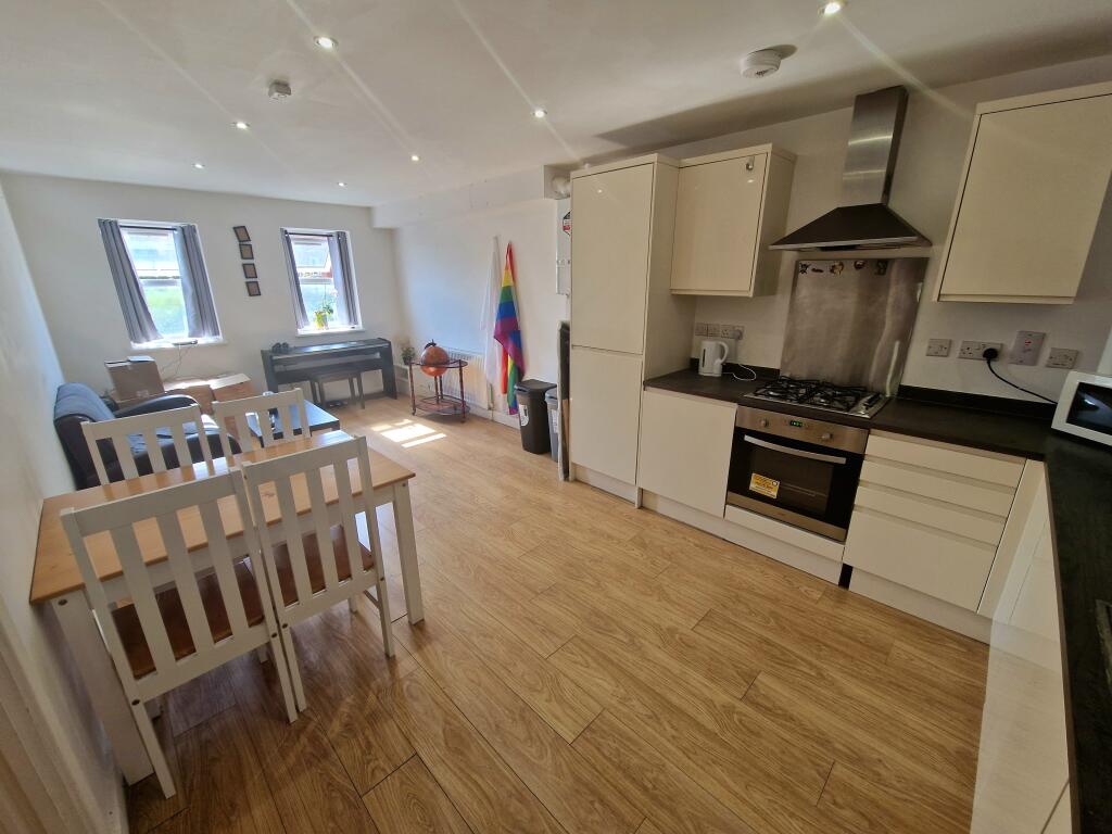 Main image of property: Bedford Heights, LU2