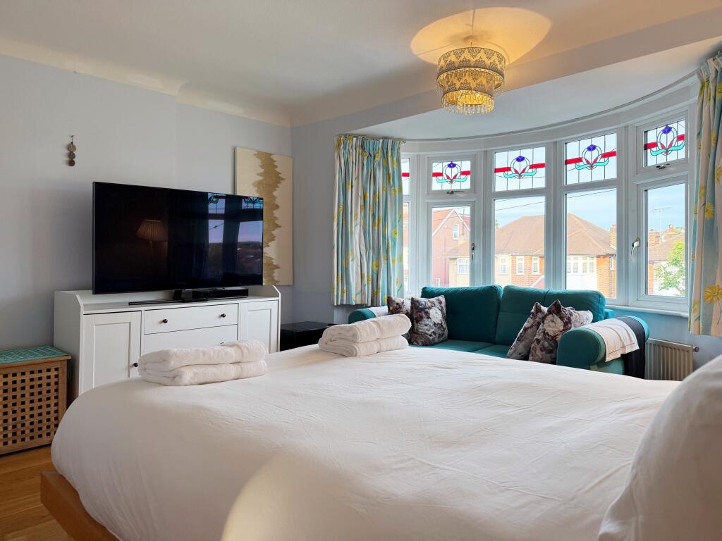 Main image of property: 84 Osidge Lane, Southgate, London, N14 5JG