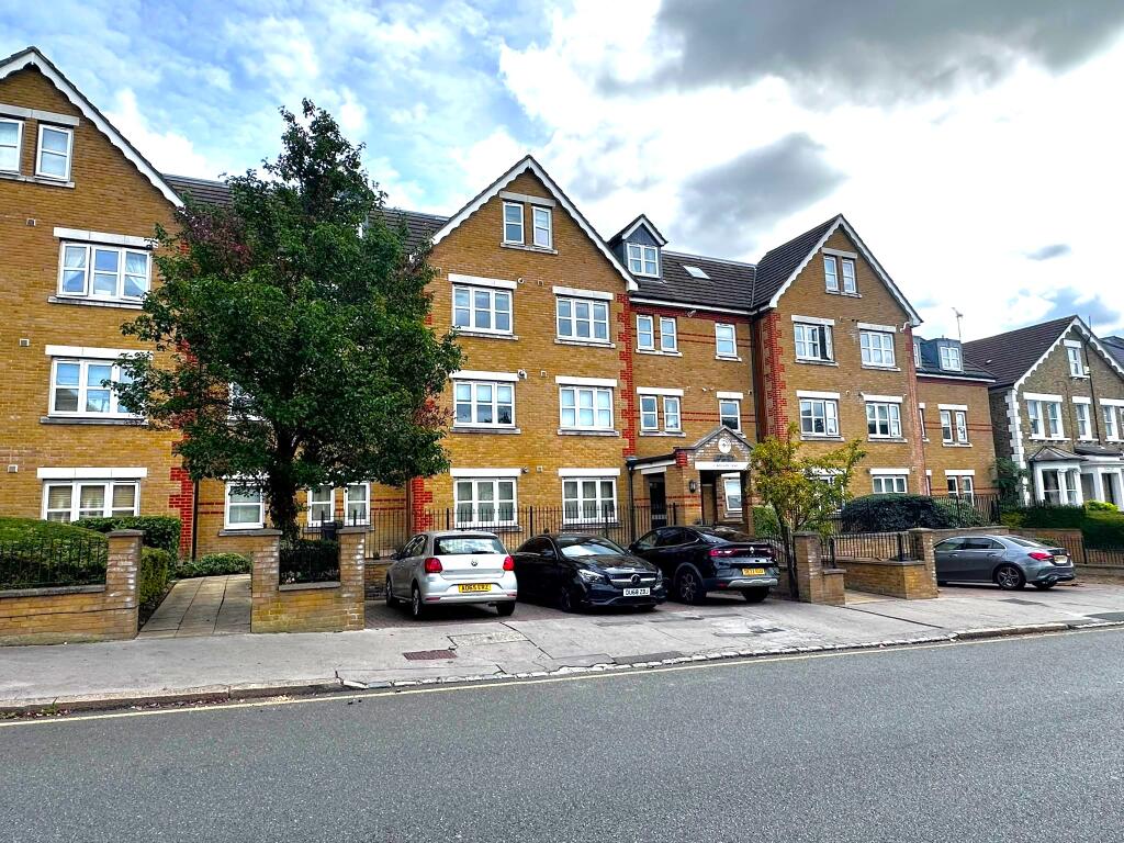 Main image of property: Flat 6, 31 Birdhurst Road, South Croydon, London CR2 7EF 