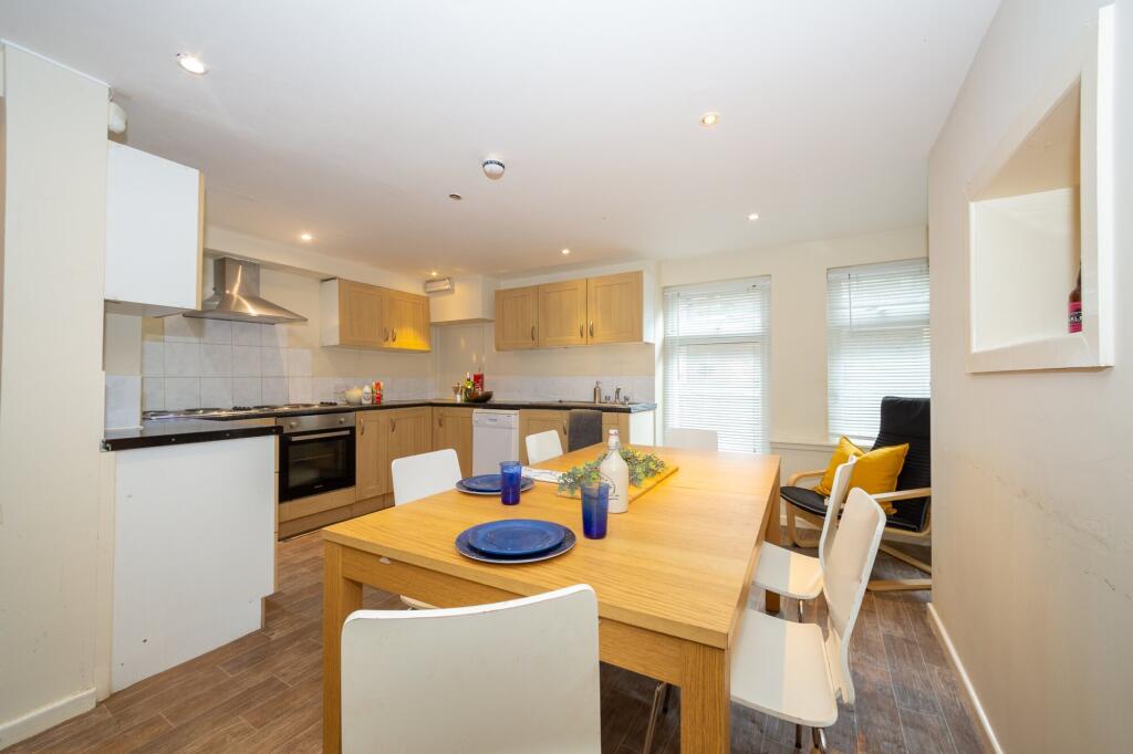 Main image of property: 25 Headingley Mount, Headingley, Leeds, LS6 3EL