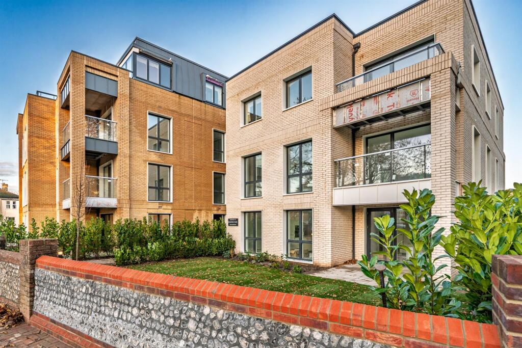 Main image of property: 8 Lindfield Place