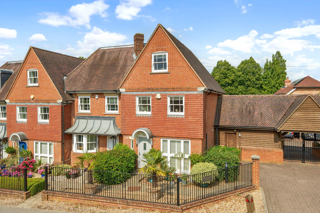 Main image of property: Grayswood Road, Haslemere, GU27