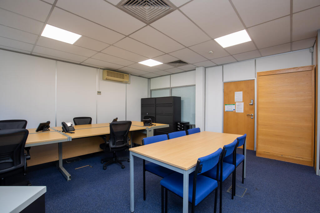 Meeting room in office to accomodate 6 people