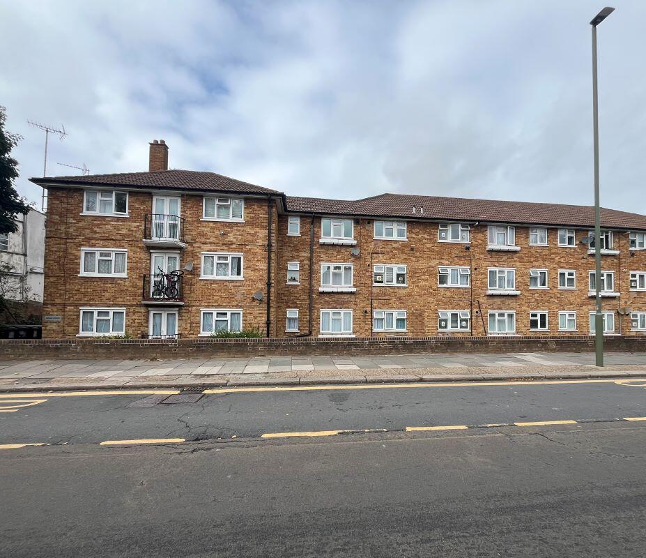 Main image of property: Flat 22 Swan Court, High Road, Whetstone, London, N20 0PS