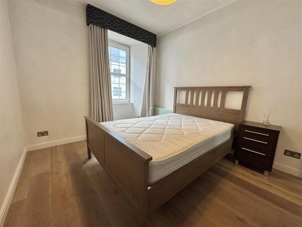 Main image of property: 2/1, 56 Howard Street, Glasgow