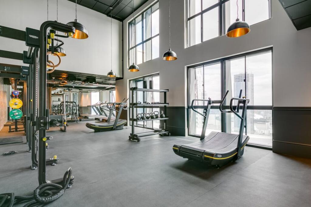 Main image of property: SIROCCO TOWER, 32 Harbour Way, London, E14 9ZP