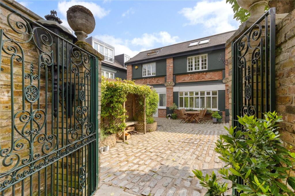 Main image of property: Thornhill Mews, Deodar Road, Putney, London, SW15