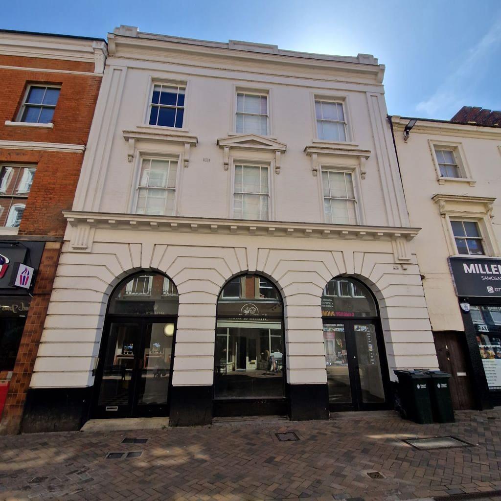 Main image of property: 10 High Street, Banbury, Oxfordshire, OX16 5DZ